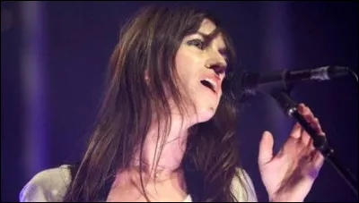 En 2000, dans quelle chanson de Madonna peut-on entendre quelques paroles prononc&eacute;es par Charlotte Gainsbourg dans le film "The Cement Garden" ?