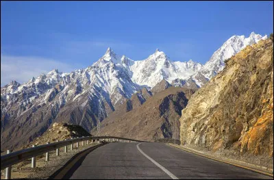 Quels pays la route du Karakorum traverse-t-elle ? (Il y a un indice.)