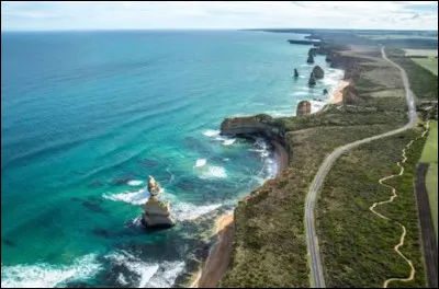 Trouvez le pays dans lequel se trouve la Great Ocean Road en vous aidant de ce petit paragraphe : cette route fut construite par 3 000 soldats dans un pays du Commonwealth o&ugrave; la faune hostile et la conduite &agrave; gauche font partie du quotidien. Le site le plus c&eacute;l&egrave;bre de cette route est constitu&eacute; de monolithes appel&eacute;s les &laquo; Douze Ap&ocirc;tres &raquo;.