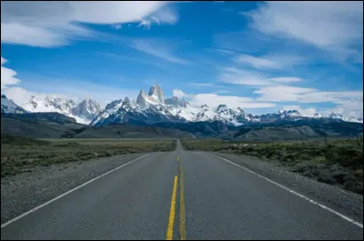 Quelle cha&icirc;ne de montagnes est long&eacute;e par la Ruta 40 ? (Il y a un indice.)