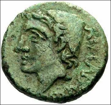 Mes attributs sont 'l'enclume et le marteau' mon nom romain est Vulcain. Je suis le Dieu. .