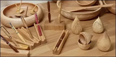 Un artiste en Occitanie ayant transform&eacute; son patronyme pour en faire une enseigne d'objets de bois. Poup...