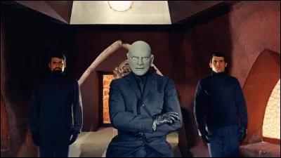 Dans ''Fant&ocirc;mas'', un myst&eacute;rieux personnage commet crimes et vol. Quel est le nom du commissaire qui est charg&eacute; de l'enqu&ecirc;te ?