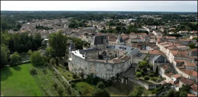 Quelle ville se situe en Charente-Maritime ?
