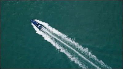 Quel nom donne-t-on &agrave; un bateau ultra-rapide souvent utilis&eacute; pour le trafic de stup&eacute;fiants ?