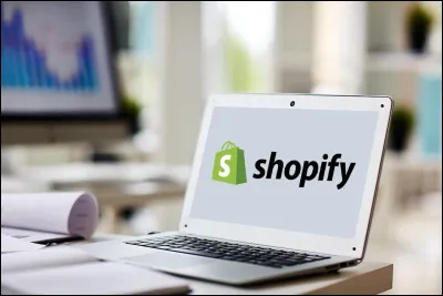 Quel syst&egrave;me permet aux clients de payer leurs achats directement sur une boutique Shopify ?