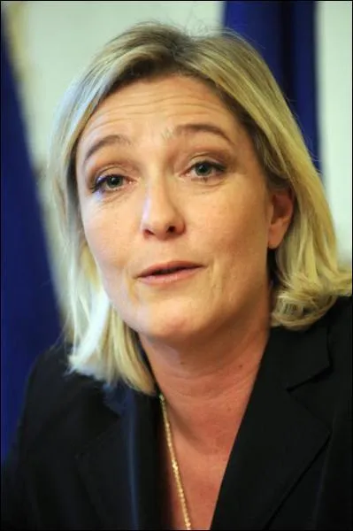 Une blonde avec une chemise brune, c'est ... .