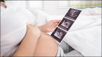 Comment appelle-t-on une grossesse multiple o&ugrave; deux f&oelig;tus sont pr&eacute;sents ?