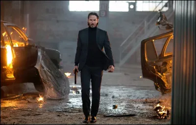 Quel acteur de la saga John Wick s'entra&icirc;ne intensivement au tir et au combat avant ses tournages ?