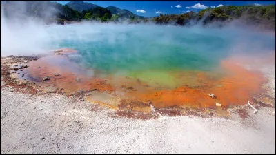 Me voil&agrave; dans le tr&egrave;s color&eacute; parc g&eacute;othermique Wai-O-Tapu, nom qui signifie en maori &laquo; eaux sacr&eacute;es &raquo;. O&ugrave; suis-je ?