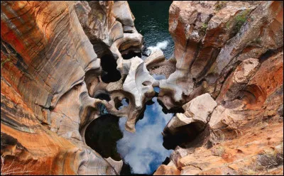 Voil&agrave; des millions d'ann&eacute;es que l'&eacute;rosion hydraulique sculpte cette merveille g&eacute;ologique des Bourke's Luck Potholes en Afrique au c&oelig;ur de la r&eacute;serve naturelle du Blyde River Canyon. O&ugrave; suis-je ?