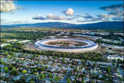 Mesdames, messieurs, vous &ecirc;tes d&eacute;sormais au c&oelig;ur de la c&eacute;l&egrave;bre Silicon Valley !Un fichier ultra confidentiel (mais plus tant que &ccedil;a) a &eacute;t&eacute; transf&eacute;r&eacute; depuis un ordinateur s&eacute;curis&eacute; d'un laboratoire. On r&eacute;colte trois t&eacute;moignages. Deux des t&eacute;moins sont d'ailleurs suspects. Les voici : Alice : ''Bob est l'espion !'' ;Bob : ''Alice a transf&eacute;r&eacute; ce fichier.'' ;Donald : ''L'un d'eux est forc&eacute;ment le coupable !''.En sachant qu'aucun t&eacute;moignage n'est vrai, qui est le coupable ?