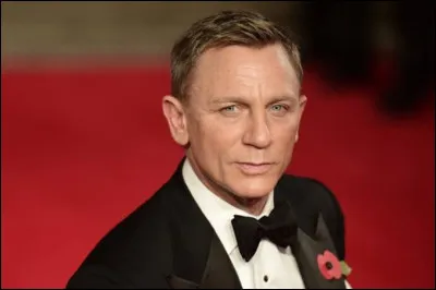 Pour communiquer, l'espion utilise bien entendu un pseudo. Le sien est le nom d'un cr&eacute;ateur de personnages de fiction. Ce cr&eacute;ateur est britannique et a cr&eacute;&eacute; l'agent 007.Quel est son pseudo ?