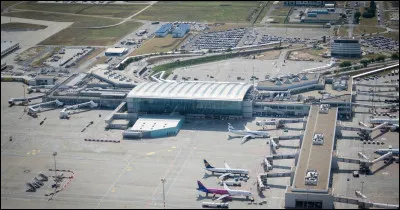 Quelle lenteur ! Le suspect a pris le temps de traverser une fronti&egrave;re...Par chance, gr&acirc;ce &agrave; l'informatique, on a pu retrouver son billet d'avion. Le seul inconv&eacute;nient, c'est que l'informatique n'est jamais que du bon et que la totalit&eacute; de son billet a &eacute;t&eacute; effac&eacute;e, &agrave; l'exception du code de l'a&eacute;roport d'arriv&eacute;e. Quel est le bon code en sachant qu'il doit r&eacute;ellement correspondre &agrave; l'a&eacute;roport de la ville travers&eacute;e par le Danube comportant plus d'un million et demi d'habitants dans lequel le suspect s'est enfui ?