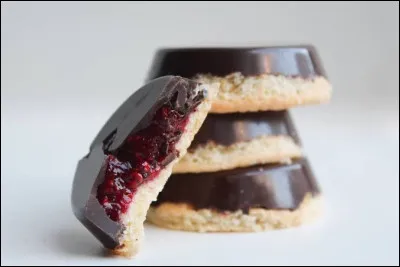 Quel biscuit rond est compos&eacute; d'une g&eacute;noise recouverte de chocolat avec un c&oelig;ur &agrave; l'orange ou &agrave; la framboise ?