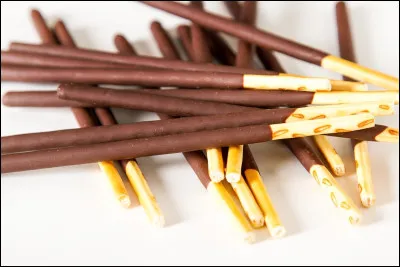Quel biscuit est pr&eacute;sent&eacute; sous forme de fins b&acirc;tonnets enrob&eacute;s de chocolat ?