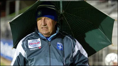 894 matches en Ligue 1 durant 44 saisons, entraineur mythique de l'AJ Auxerre, Guy Roux stoppe sa carri&egrave;re en 2005. Avant, &agrave; la surprise g&eacute;n&eacute;rale, de rempiler en 2007 avec un autre club (dont il d&eacute;missionnera 3 mois plus tard) : quel club &eacute;tait-ce ?