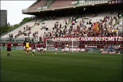 Avril 1984 : victoire du FC Metz &agrave; Nimes par 7 buts &agrave; 3. Dans les rangs messins, Tony Kurbos marquera ainsi &agrave; plusieurs reprises, combien ?