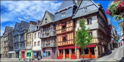 Quelle ville se situe dans les C&ocirc;tes-d'Armor ?