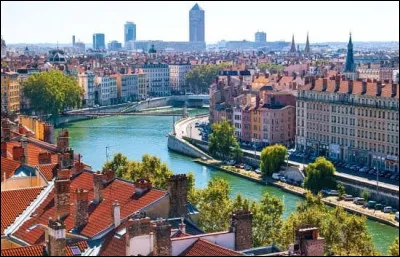 Quelle ville se situe dans le Rh&ocirc;ne ?