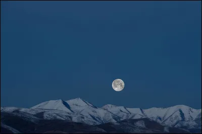 Parlons le temps d'une question de la couleur de la Lune. Change-t-elle de couleur ?