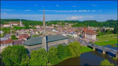De quelle petite ville de Meurthe-et-Moselle la cristallerie fait-elle la renomm&eacute;e ?