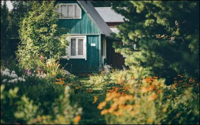 Comment appelle-t-on la petite maison de campagnes o&ugrave; certaines familles vont passer la fin de semaine ?
