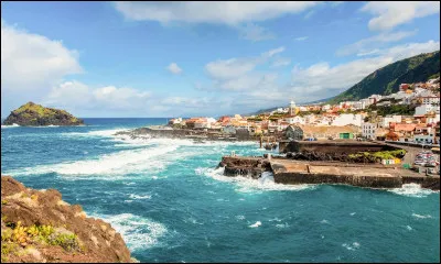 Quelle ville devient rapidement la premi&egrave;re capitale politique des Canaries ?