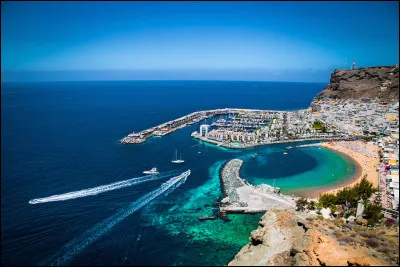 Quel peuple est consid&eacute;r&eacute; comme l'anc&ecirc;tre des premiers habitants des Canaries ?