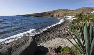 Quelle &icirc;le est la premi&egrave;re &agrave; &ecirc;tre conquise par les Castillans ?