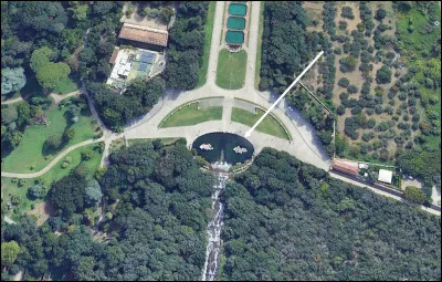 Quel c&eacute;l&egrave;bre bassin baroque est situ&eacute; devant le palais de Caserte, en Italie ?