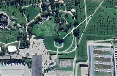 Quelle c&eacute;l&egrave;bre fontaine autrichienne repr&eacute;sente une immense t&ecirc;te v&eacute;g&eacute;talis&eacute;e d'o&ugrave; s'&eacute;coule de l'eau