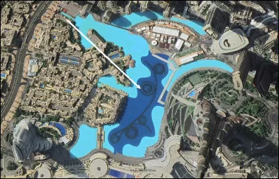 Quelle immense fontaine est install&eacute;e devant le Burj Khalifa ?
