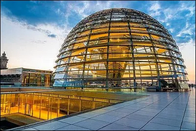 Quel architecte a con&ccedil;u la r&eacute;novation du Reichstag en 1999 avec un toit en verre ?