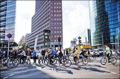 Berlin est une ville assez vaste tr&egrave;s emprunt&eacute;e par les v&eacute;los. Quel conseil respecter si vous marchez &agrave; pied ?