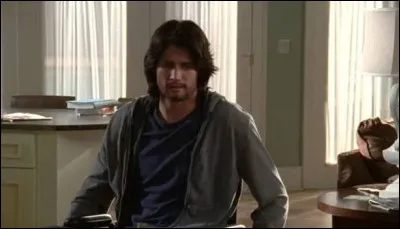 Qu'est-ce qui a caus&eacute; la blessure de Nathan, clou&eacute; dans un fauteuil roulant au d&eacute;but de la saison 5 des "Fr&egrave;res Scott" ?