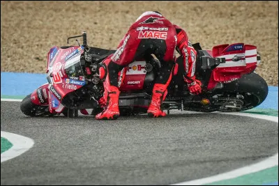 Depuis 2023, une chute en Sprint n'emp&ecirc;che pas un pilote de prendre le d&eacute;part du Grand Prix le lendemain, &agrave; condition d'&ecirc;tre m&eacute;dicalement apte.