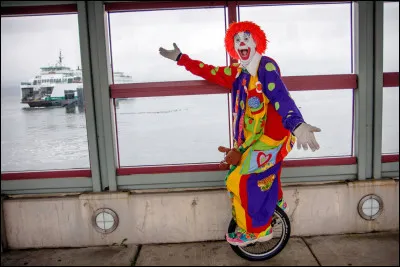 Quel personnage traditionnel du cirque porte un costume &eacute;tincelant, un chapeau pointu et repr&eacute;sente l'autorit&eacute; face au clown ?
