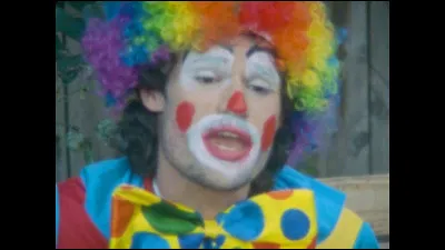 Comment appelle-t-on le clown maladroit, qui a un gros nez rouge, des v&ecirc;tements trop grands et qui fait rire le public en faisant des b&ecirc;tises ?
