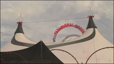Comment s'appelle la grande tente en toile color&eacute;e sous laquelle se d&eacute;roulent les spectacles de cirque itin&eacute;rants ?