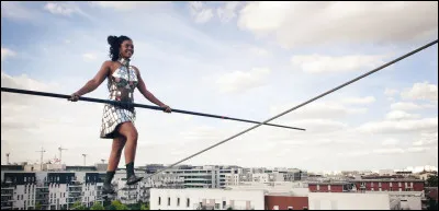 Quel nom donne-t-on &agrave; l'artiste de cirque qui marche et fait des acrobaties sur un fil de fer tendu en hauteur ?
