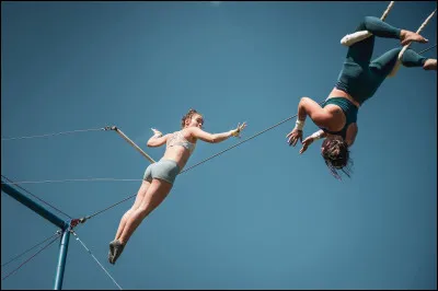 Comment appelle-t-on le grand filet de s&eacute;curit&eacute; tendu sous les trap&eacute;zistes volants ?
