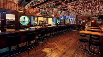Comment se nomme le bar que tient Christopher Herrmann ?
