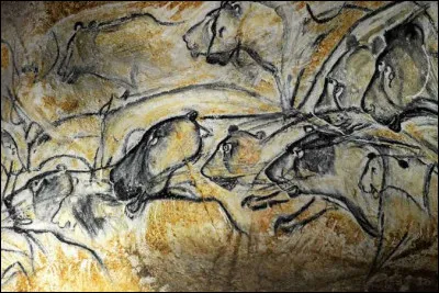 Laquelle de ces grottes, situ&eacute;e non loin du site de la question 1, inscrite au patrimoine mondial de l'UNESCO, a fait l'objet d'une r&eacute;plique ouverte au public en 2015 ?