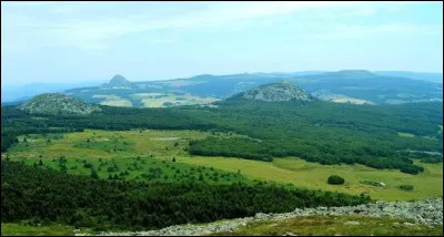 Comment s'appelle cette r&eacute;gion historique &agrave; laquelle correspond, &agrave; quelques territoires pr&egrave;s, la superficie du d&eacute;partement de l'Ard&egrave;che ?