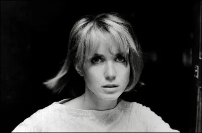Qui est cette actrice qui joue le premier r&ocirc;le f&eacute;minin dans le film ''Ma&icirc;tresse'' r&eacute;alis&eacute; par ''Barbet Schroeder'' en 1976 ?