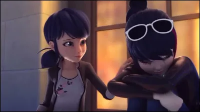 Marinette soup&ccedil;onne l'oncle Wang d'&ecirc;tre un imposteur, elle le trouve louche et croit qu'il s'agit du nouveau porteur du Miraculous du Papillon d&eacute;guis&eacute; qui souhaite r&eacute;cup&eacute;rer le Miraculous de la Coccinelle, en l'obligeant &agrave; lui faire tenir son bijou pour qu'elle essaie celui qu'il lui a offert. Elle d&eacute;cide donc de perdre volontairement du temps, en allant chercher un cadeau &agrave; lui offrir en retour. Quel couvre-chef lui offre-t-elle ?