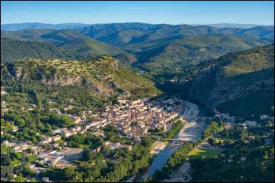 Quelle ville du d&eacute;partement est commun&eacute;ment d&eacute;sign&eacute;e par la "porte des C&eacute;vennes" ?