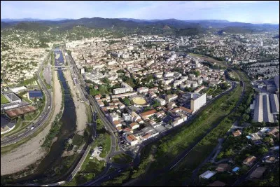 Le d&eacute;partement compte trois arrondissements dont les chefs-lieux sont N&icirc;mes, Le Vigan et.... :