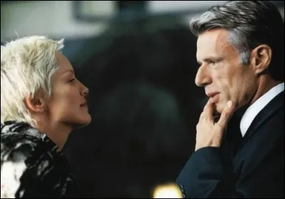 Quel acteur joue le mari de Sharon Stone dans le film "Catwoman" ?